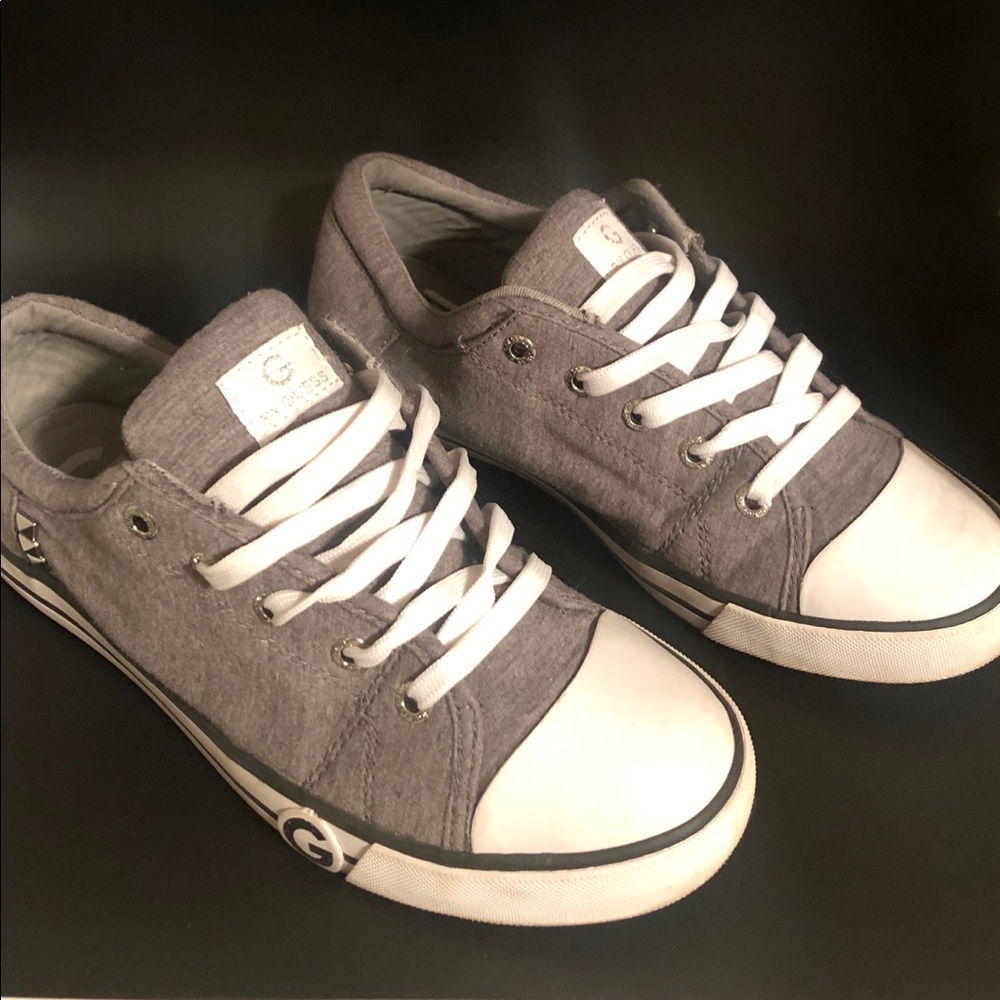 Tennis shoes